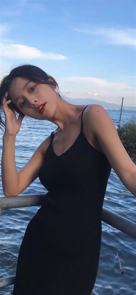 习近平同出席纪念大会的各国嘉宾登上天安门城楼